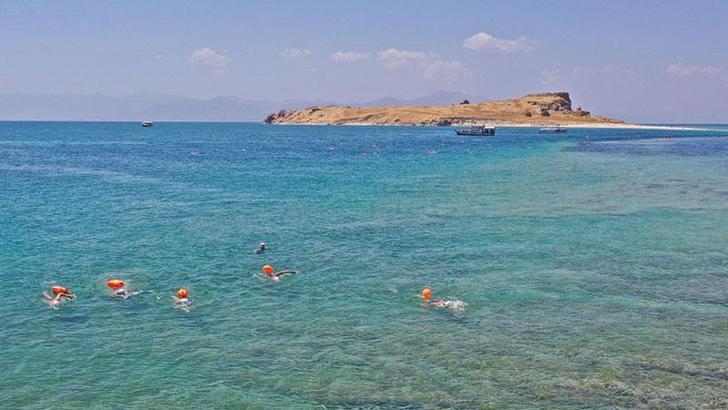 'Van Denizi Yüzme Festivali'nde Çarpanak Adası'ndan kıyıya kulaç attılar