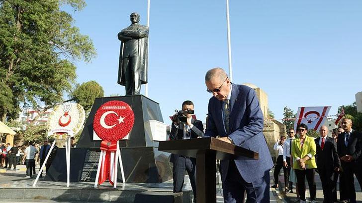Cumhurbaşkanı Erdoğan, Lefkoşa Atatürk Anıtı’nı ziyaret etti