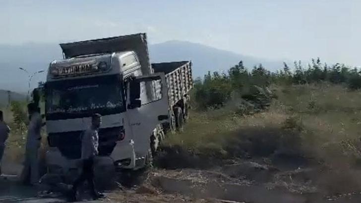 Freni boşalan kamyon yoldan çıktı; 1 yaralı