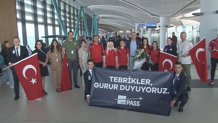 Dünya şampiyonu genç milliler, İstanbul Havalimanı'nda çiçeklerle karşılandı