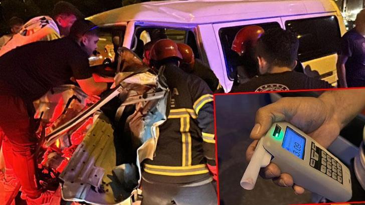 Minibüs, kırmızı ışıkta bekleyen kamyonete çarptı; sürücü 3.09 promil alkollü çıktı