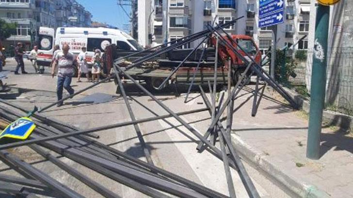 Demir profil yüklü kamyonet, kırmızıda bekleyen otomobille motosiklete çarptı; 2 yaralı