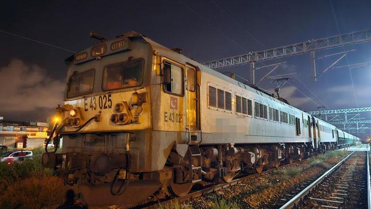 Raylardan geçmek isterken yük treninin çarpmasıyla canından oldu