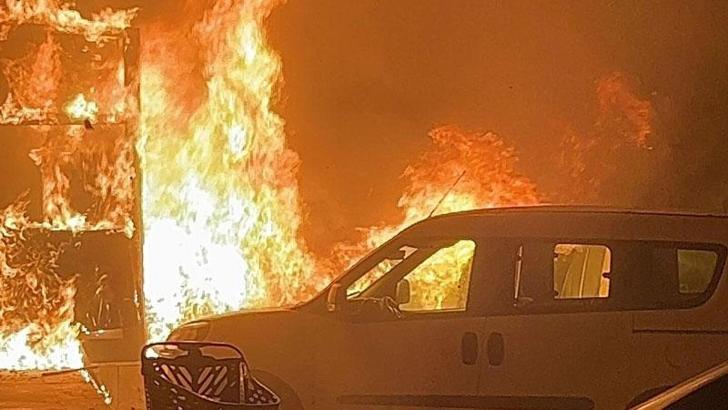 Park halindeki otomobilde çıkan yangın, yandaki 2 araç ile marketin deposuna sıçradı