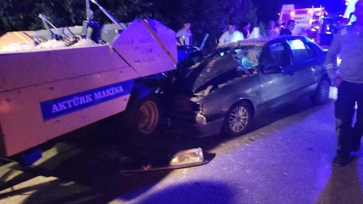 Traktöre bağlı balya makinesine çarpan otomobildeki karı- kocayı ölüm ayırdı