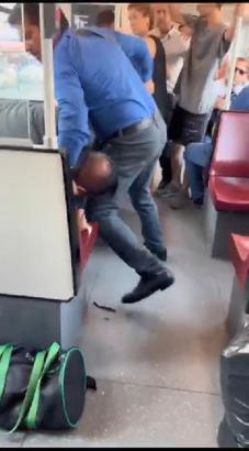 Gaziosmanpaşa'da tramvayda bıçaklı kavga