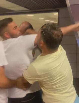 Toplu taşımada "kadınların görüntüledin" dayakları