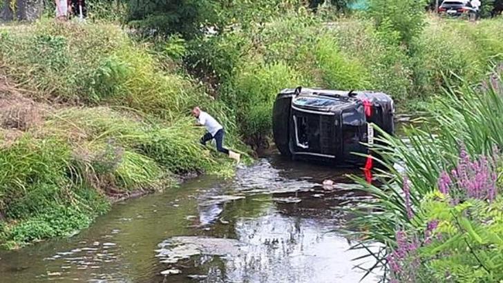 Kocaeli'de cip, dereye devrildi; 4 yaralı