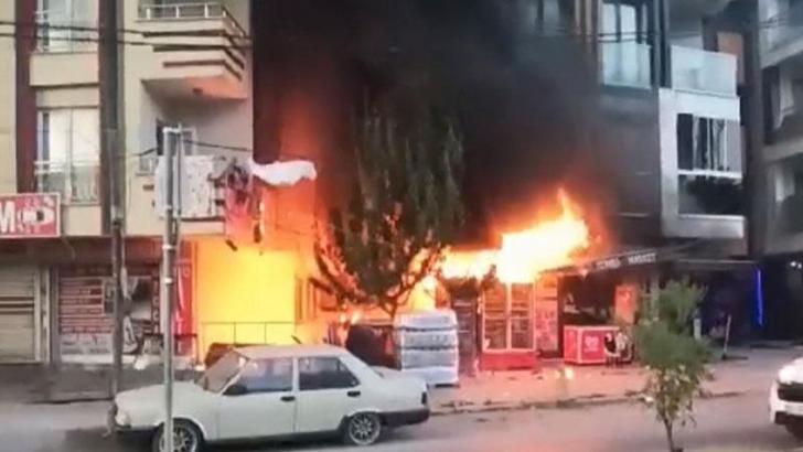 Arnavutköy'de korkutan yangın: Sünger deposundan iki binaya sıçradı