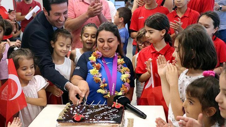 Altın madalyalı milli sporcu Merve Nur Eroğlu memleketi Bolu'da çiçeklerle karşılandı