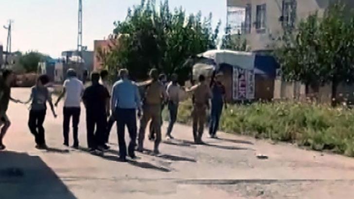 Husumetli iki ailenin taşlı, sopalı kavgasına özel harekat polisi müdahale etti: 2 yaralı