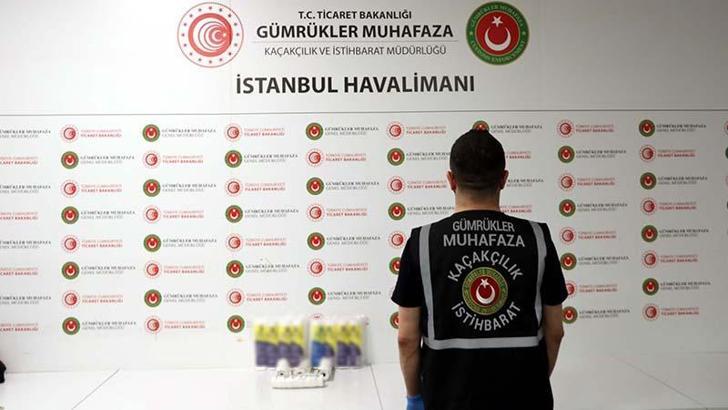 İstanbul Havalimanı'nda valizdeki kağıt rulolara gizlenmiş 6 kilo 500 gram kokain ele geçirildi