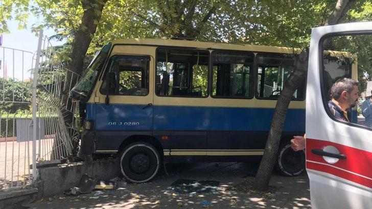 Ankara'da freni boşalan dolmuş, site korkuluklarına çarptı: 6 yaralı