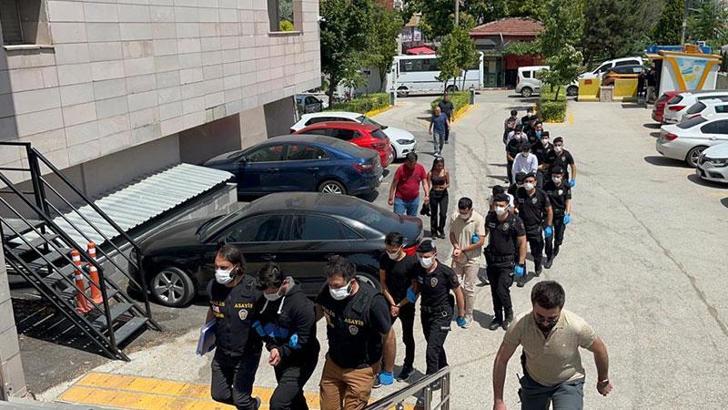 Kavgadan kaçmak için otomobile binen 3 kişinin tüfekle vurulmasında 15 şüpheli adliyede