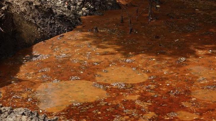 Atıklar derenin rengini değiştirdi; OSB'ye ceza, 3 fabrikaya kapama