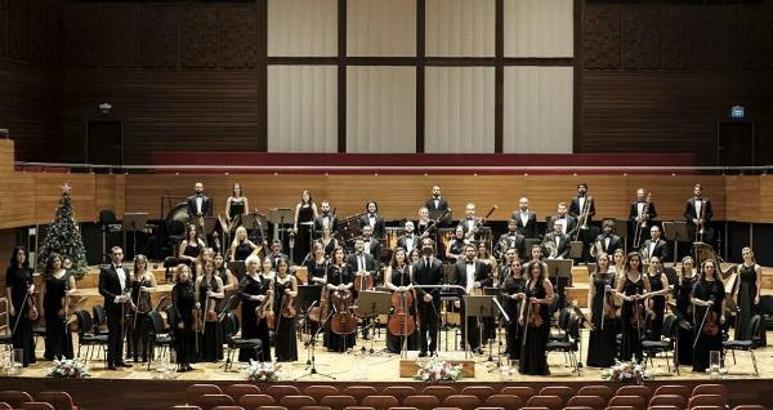 Cem Adrian ve Olsen Flarmoni Orkestrası EGİAD için sahnede