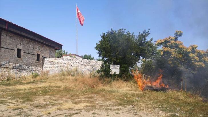 Zile Kalesi'nin eteklerinde yangın