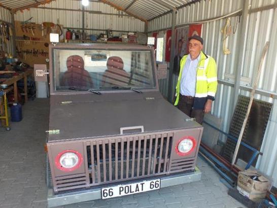 Hurda otomobili yük taşıma aracına dönüştürdü