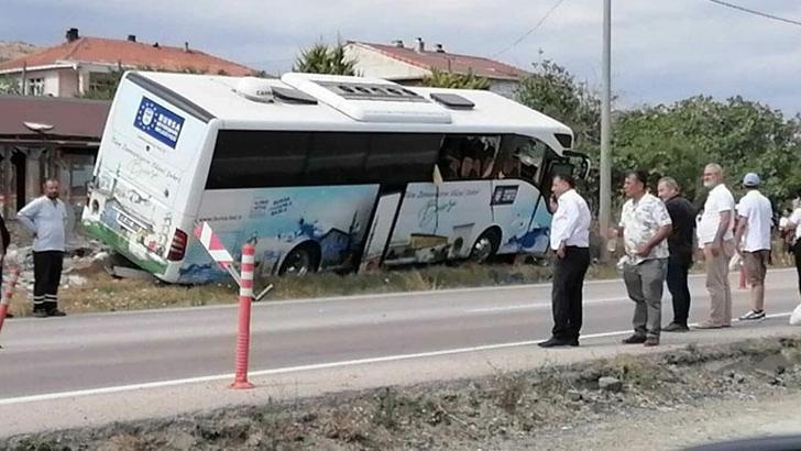 Çanakkale'de tur otobüsünün önüne çıkan köpek kazaya yol açtı: 1 ölü, 7 yaralı