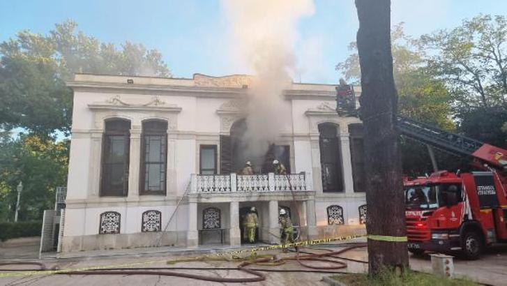 Beşiktaş Yıldız Parkı'nda bulunan Çadır Köşkü'nde yangın- 1