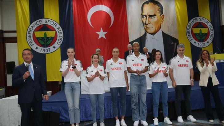 Filenin Sultanları, Fenerbahçe Kulübü Olağan Yüksek Divan Kurulu toplantısında alkışlandı