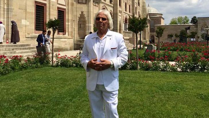 Selimiye Camisi'nin beyaz takım elbiseli müezzini hayatını kaybetti