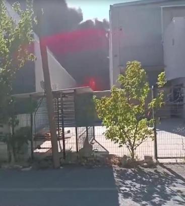 Menemen'de geri dönüşüm tesisindeki yangın bitişikteki turşu fabrikasını da yaktı