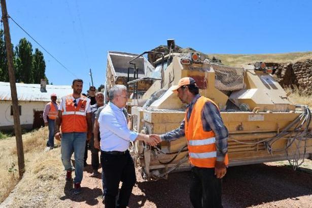 Gürün'de köy yollarını iyileştirme çalışmaları sürüyor