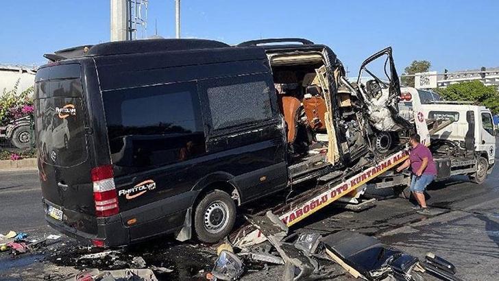 Antalya'da tur minibüsü TIR'a arkadan çarptı: 2 ölü, 10 yaralı