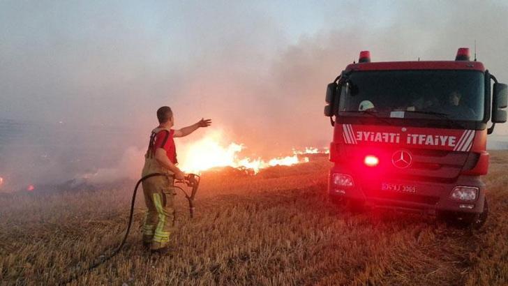 Silivri'de otluk alanda bulunan saman balyaları alev alev yandı