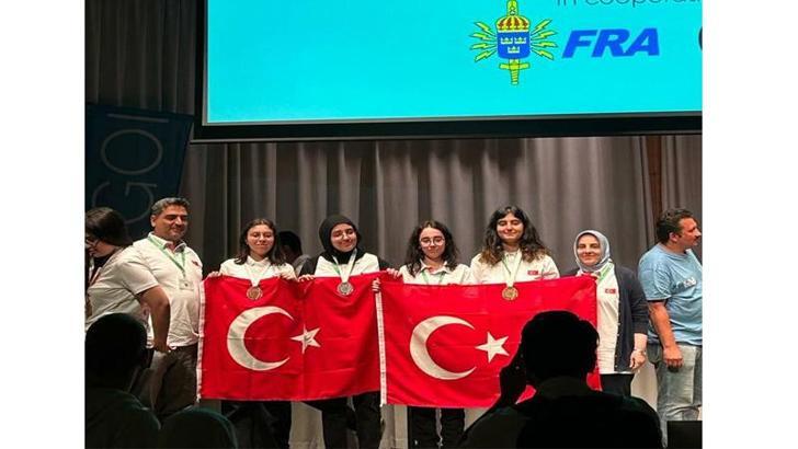 Depremzede liseli Duru, Kızlar Bilgisayar Olimpiyatı'nda Avrupa şampiyonu oldu