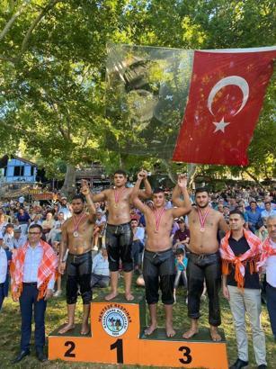 Yağlı güreşçilerden Manisa'ya iki madalya