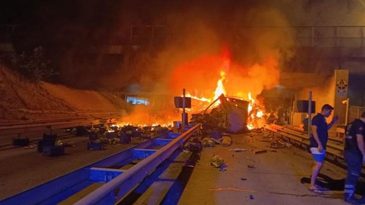 Otoban gişelerinde bariyere çarpan kamyonet yandı, sürücü yaralı