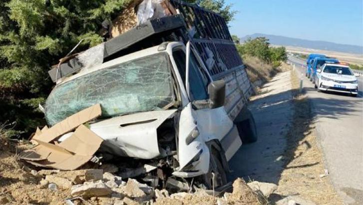 Kamyonet toprak yığınına çarptı: 1 ölü, 1 yaralı