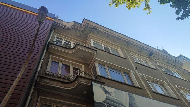 Kaldırımda yürürken başlarına beton parçası düşen baba ve kızı yaralandı