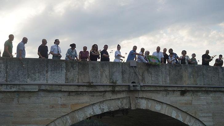 Auschwitz Kampı'nda öldürülen Romanlar için Meriç Nehri'ne çiçek bırakıldı