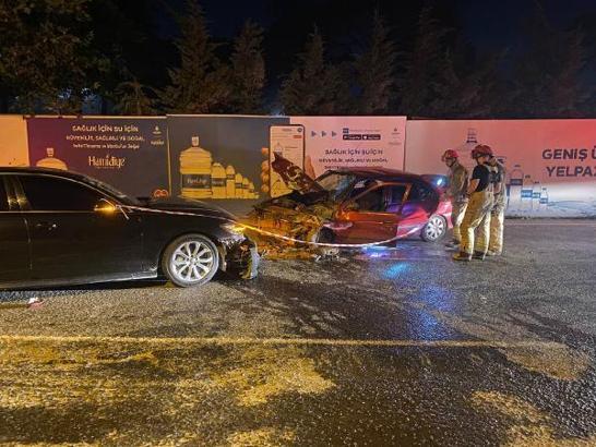 Eyüpsultan'da iki otomobil kafa kafaya çarpıştı: 3 yaralı