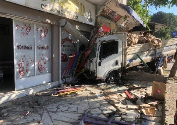 Kamyonet araçlara ve iş yerlerine çarptı; 4 yaralı