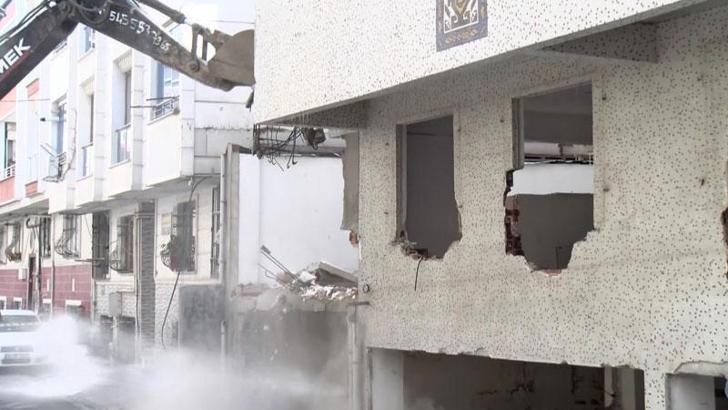 İstanbul'da kendiliğinden çökebileceği tespit edilen binaların yıkımı sürüyor
