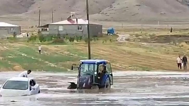 Doğubayazıt'ta sel; Türkiye- İran kara yolunda ulaşım tek şeritten sağlanıyor