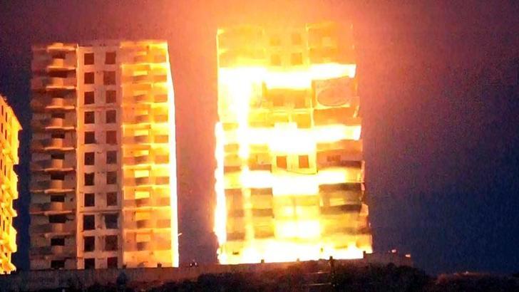 Kahramanmaraş'ta 12 katlı hasarlı bina patlayıcı kullanılarak yıkıldı