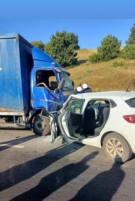 Otomobil ile kamyonet kafa kafaya çarpıştı: 1 ölü 2 yaralı