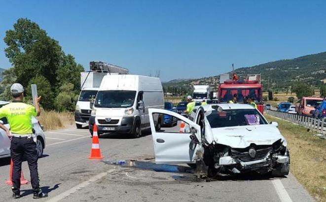 Otomobil bariyerlere çarptı: 1 çocuk öldü, 2'si çocuk, 4 kişi yaralandı