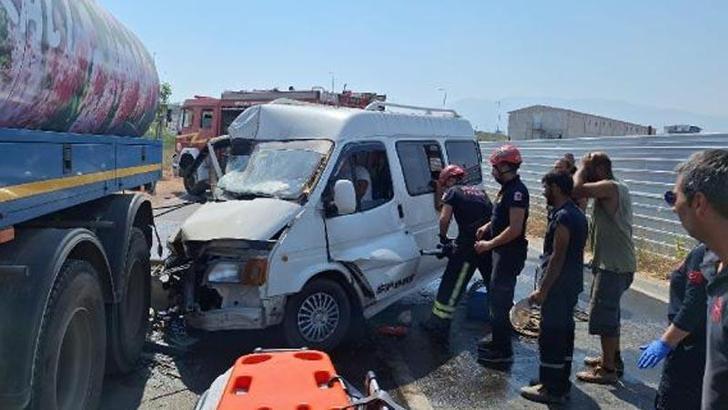 Sulama tankerine çarpan minibüsün sürücüsü yaralandı