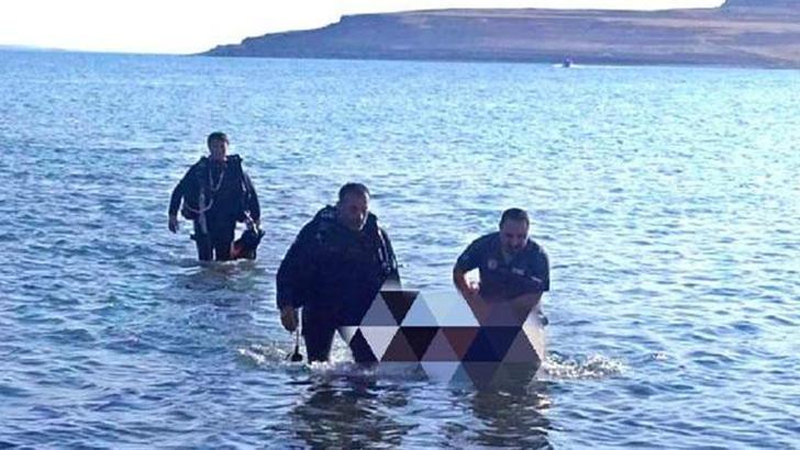 Van Gölü'nde dalgalarla açığa sürüklenen genç ile onu kurtarmaya çalışan kişi boğuldu