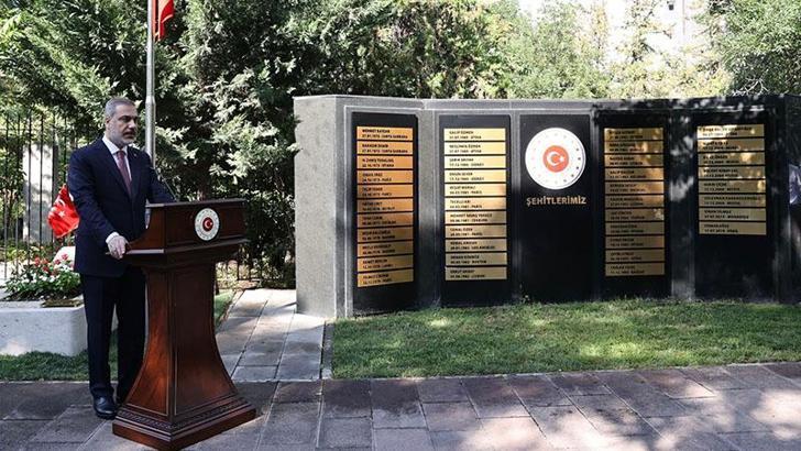 Bakan Fidan'dan Anıtkabir ve şehitlik ziyareti