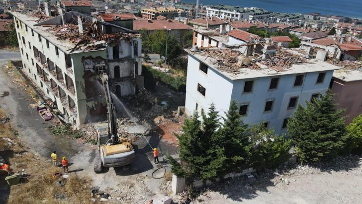 Büyükçekmece’de 130 dairelik riskli sitenin yıkımı başladı