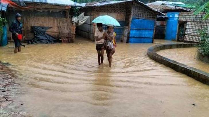 Muson yağmurları, dünyanın en büyük mülteci kampında sele neden oldu