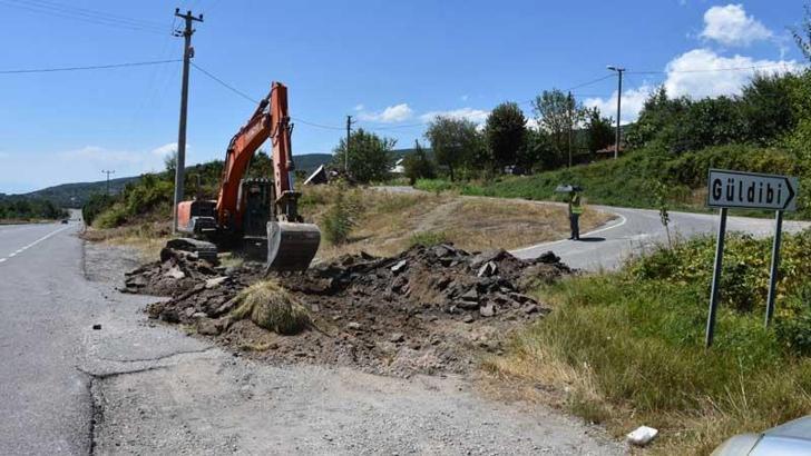 Arazisinden geçen mahalle yolunu iş makinesiyle kazdırıp, kapattı
