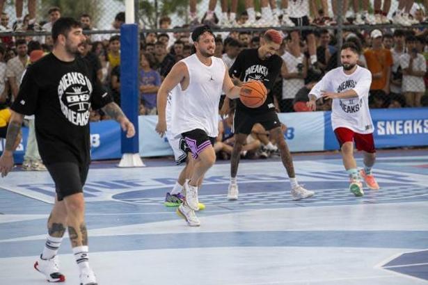İzmir’de basketbolseverler smaç gösterisinde buluştu